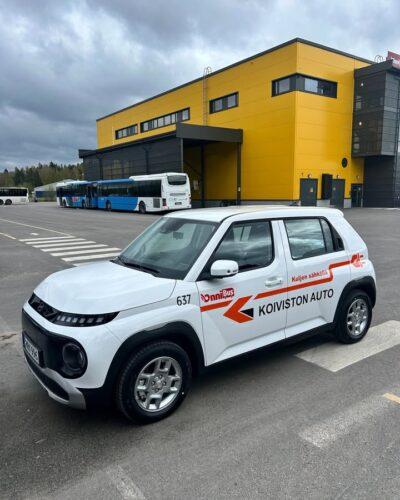 Kuljettajien uudet, täyssähköiset vaihtoautot ovat saapuneet Koiviston Autolle Helsinkiin! 🧡 

Tämäkin pieni muutos tukee tavoitettamme vähentää yrityksemme päästöjä ja toimia vastuullisesti. Sähköautot tarjoavat nollapäästöt ajon aikana ja ovat tärkeä osa kestävän liikenteen kokonaisuutta.